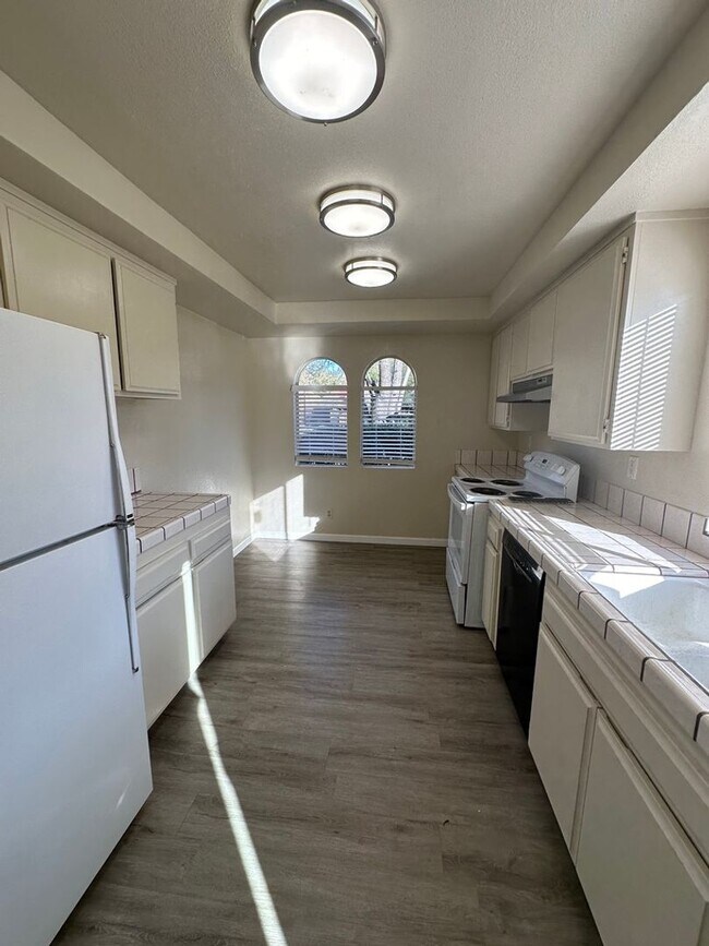 Foto del edificio - Introducing a three-bedroom, two-bath end ...