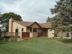 Foto principal - Spacious 4-Bedroom Home with Fireplace and...