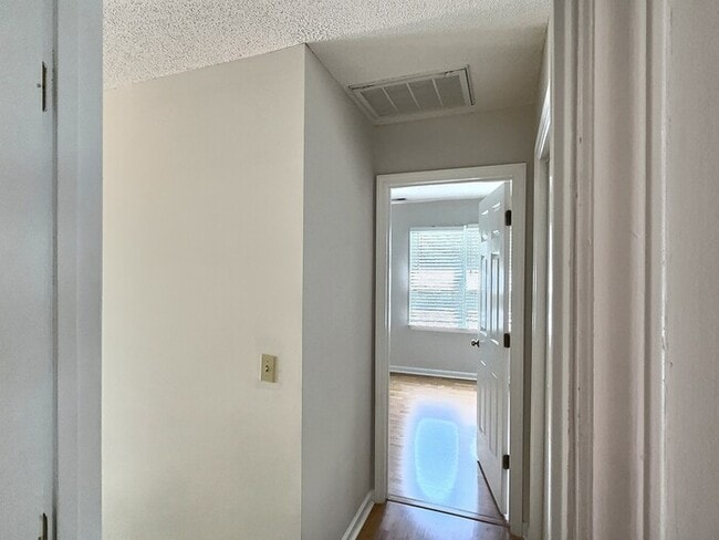 Building Photo - 618 Windsong Ln