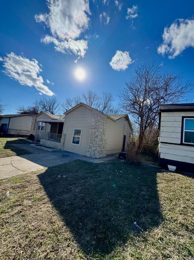 Foto del edificio - 3 Bed 1 Bath With Bonus Room!