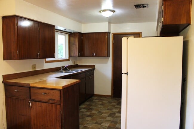 Building Photo - 406 Shady Ln