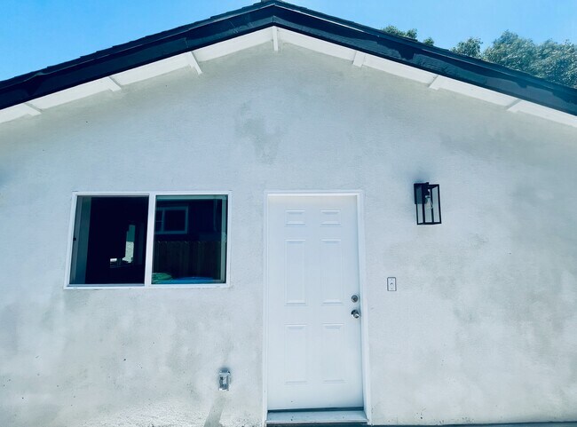 Frente - 3542 W 132nd St