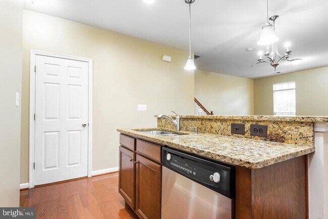 Building Photo - 43843 Kingston Station Terrace