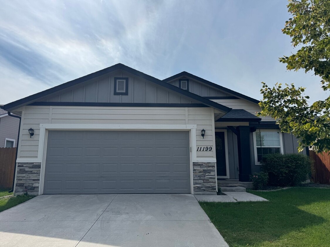 Primary Photo - MOVE IN TODAY! Single level floorplan in d...