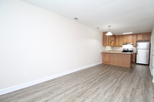 Building Photo - Cute 2/1 Duplex Unit ~Ready NOW ~ No pets ...