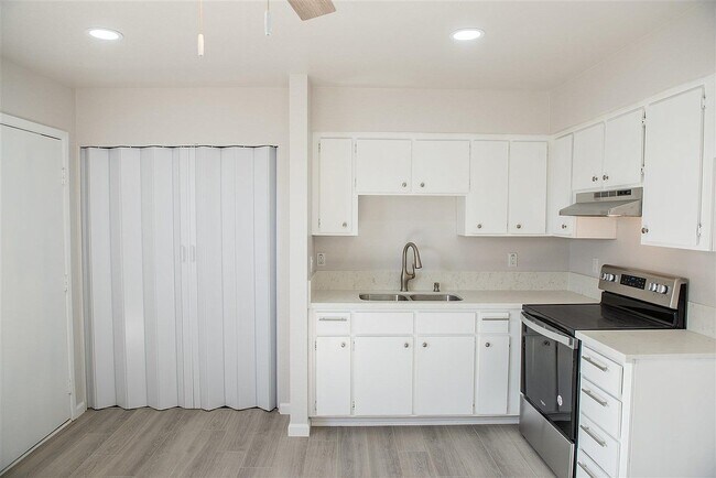 Building Photo - 11520 S Phoenix Dr