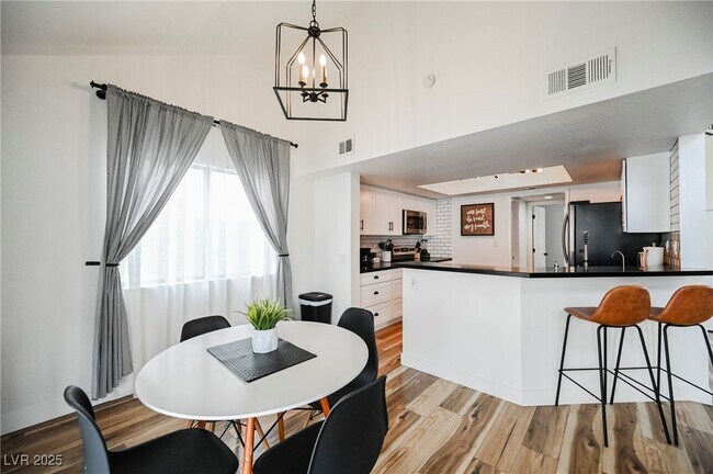 Foto del edificio - 1640 Crystal Shadows Cir