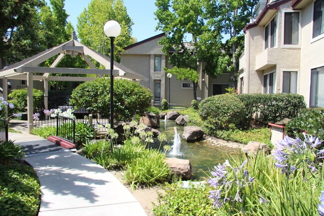Building Photo - Lovely, Light-Filled 2 Bedroom, 2 Bath Condo