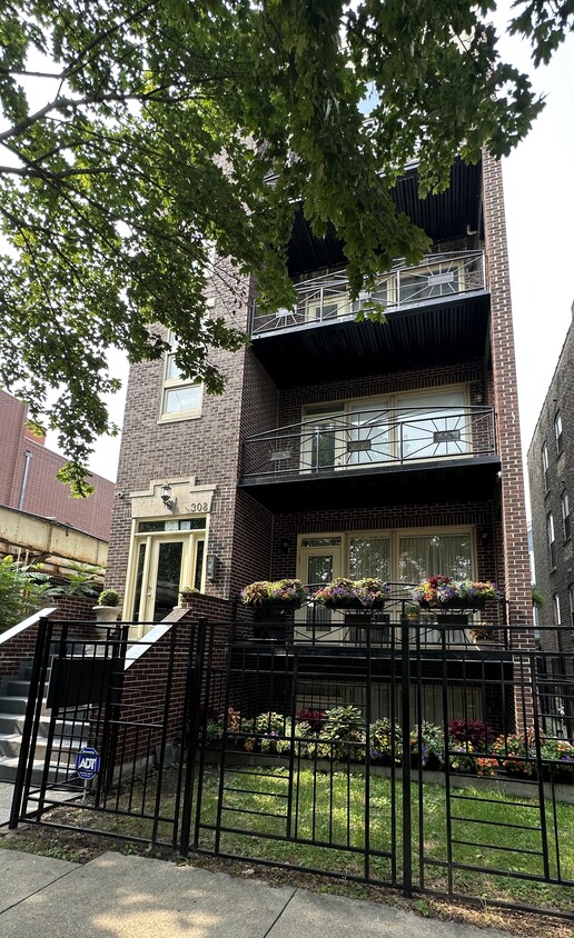 Foto principal - 308 W Evergreen Ave