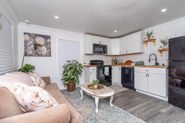 Building Photo - 2210 Chautauqua Ave