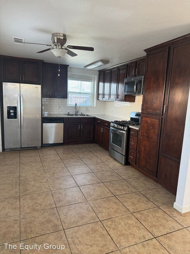 Building Photo - 2 br, 1 bath House - 812 South Burke Street