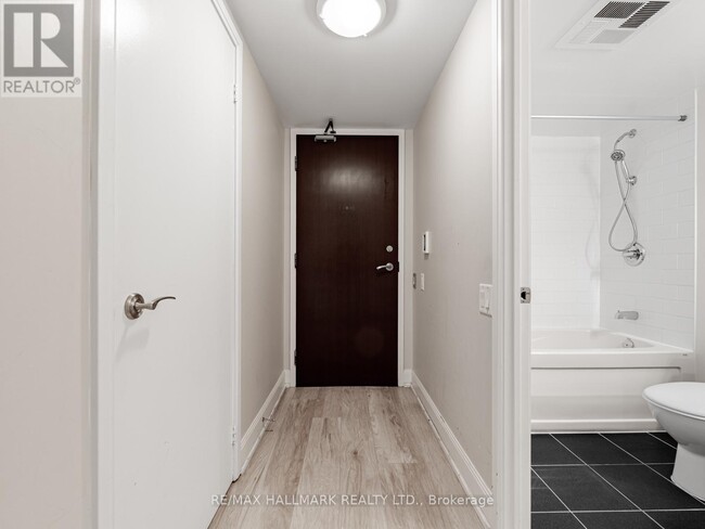 Building Photo - 2181 Yonge St