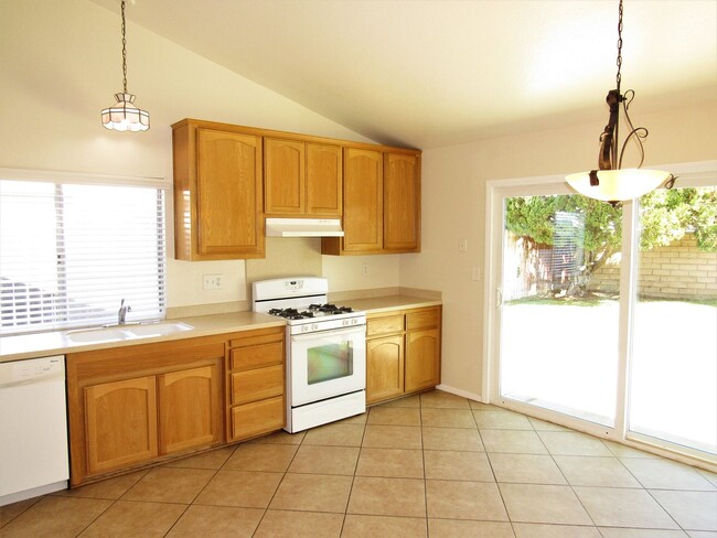 Foto del edificio - Spacious and Well Maintained 3 Bedroom 2 Bath single Family Home in The City of Riverside