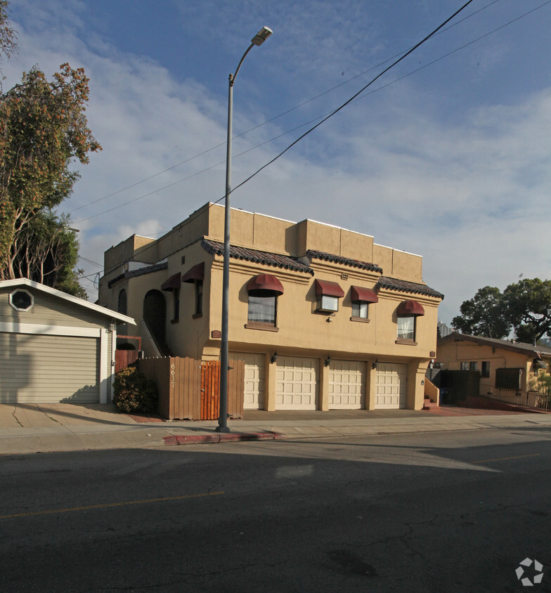 Building Photo - 6631-6635 Fountain Ave