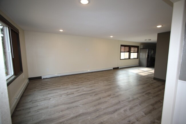 Building Photo - Beautiful 2 Bedroom Upstairs Unit!