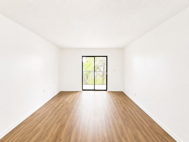 Foto del edificio - Updated 2-Bedroom Condo with Screened Lanai with water included.