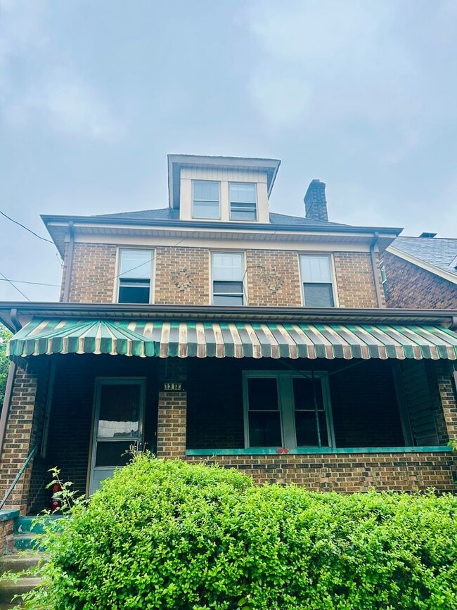 Building Photo - 1311 Oakhill St