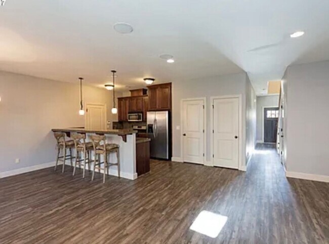 Building Photo - Wonderful Sandy home available now!