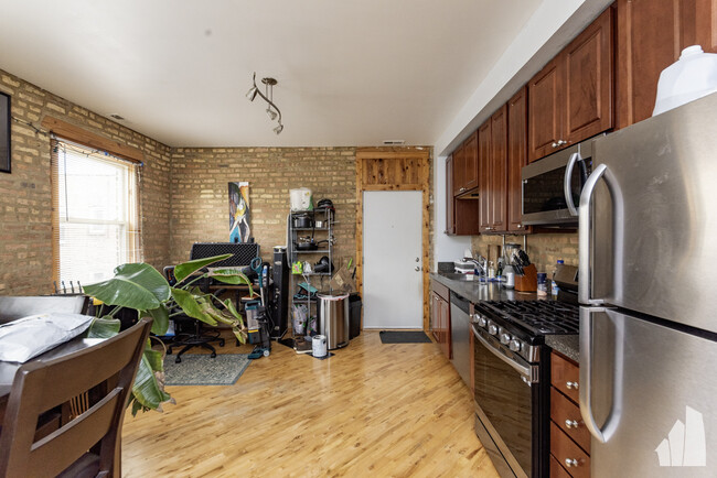 Building Photo - 1622 W Columbia Ave
