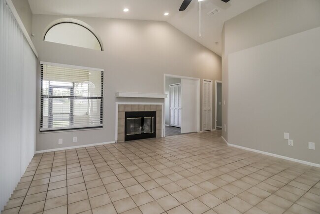 Foto del edificio - 1086 Manigan Ave