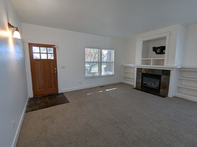 Building Photo - Adorable single-level 3x2 in desirable Fox...