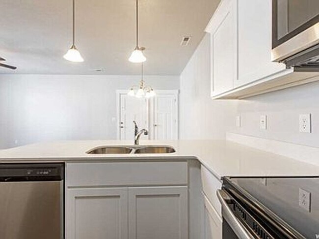 Foto del edificio - Beautiful 3 Bd, 2 Ba Condo with Garage Par...