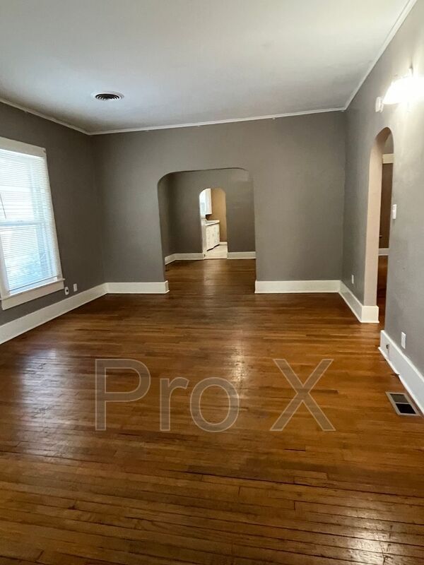Building Photo - 109 W Lindburg St