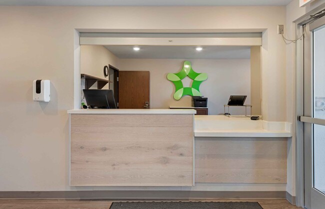 Lobby and Guest Check-in - Extended Stay America Suites Minneapolis