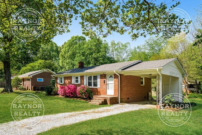 Building Photo - Solid single floor living near downtown Du...