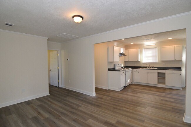 Foto del edificio - Recently Renovated 3 Bedroom House - Section 8 Welcome