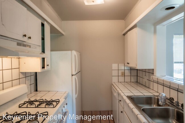 Building Photo - 2 br, 1 bath House - 4808 S Victor Ave (D)