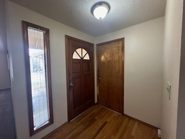 Building Photo - Terrific Bethany home with fully fenced ba...