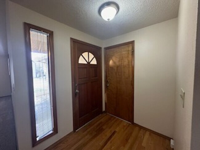 Foto del edificio - Terrific Bethany home with fully fenced ba...