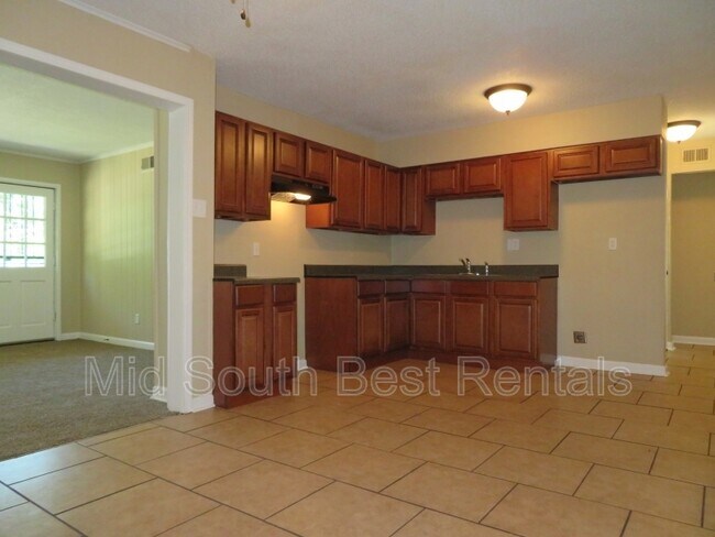 Building Photo - 635 Leavert Ave