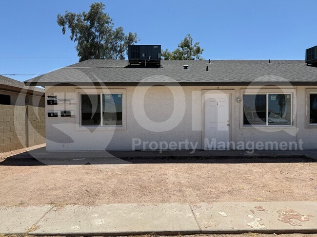 Foto del edificio - 2739 E Tamarisk Ave