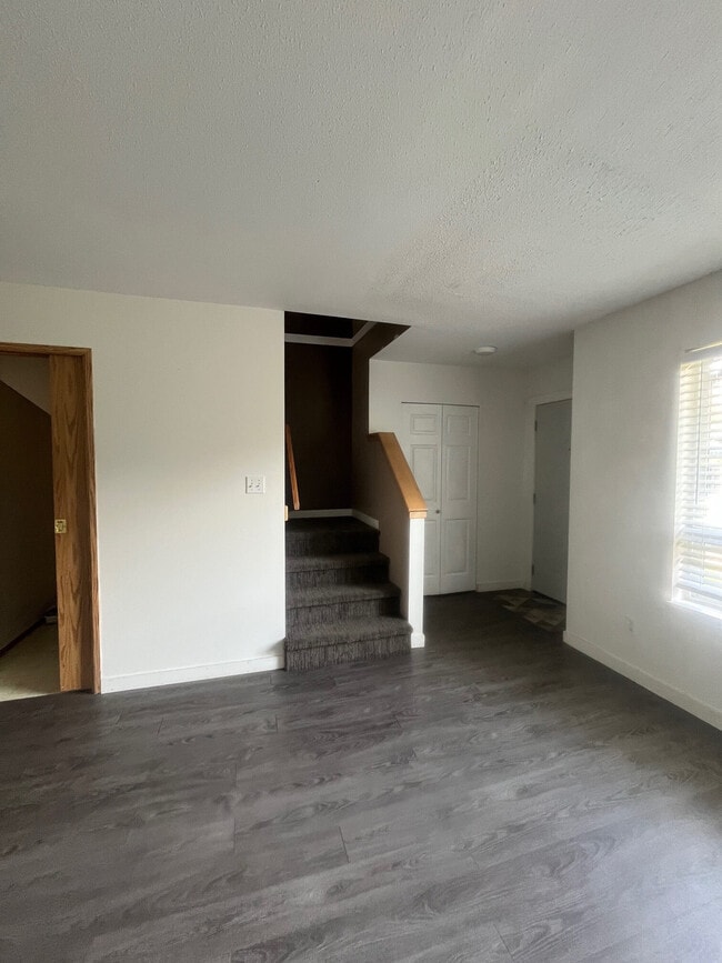 Building Photo - 555-555 Rockland Rd