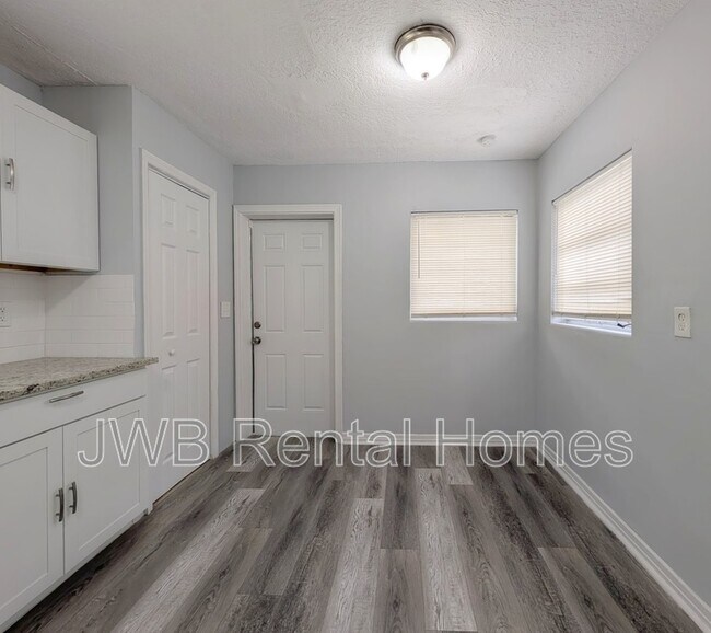 Building Photo - 5605 Alta St