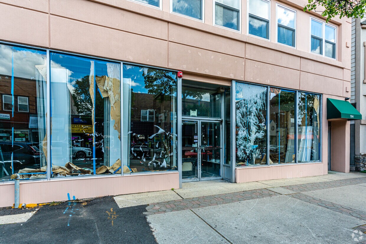 Entrance - 554-556 Broadway