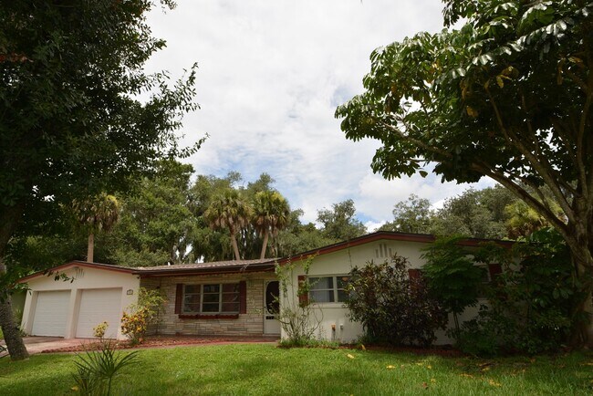 Building Photo - FULLY FURNISHED 4 bedroom, 2 bath in West ...