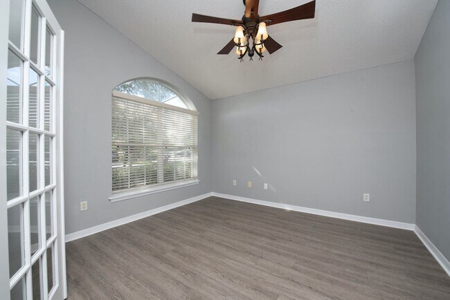 Foto del edificio - Nice 4/3 Home with 2 Bonus rooms and Great...