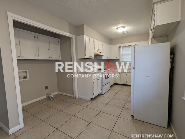Foto del edificio - 4992 Holly Ridge - 3 Bed / 1 Bath - Half O...