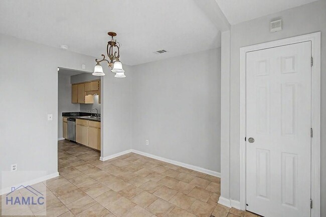Foto del edificio - 1651 Latham Ct