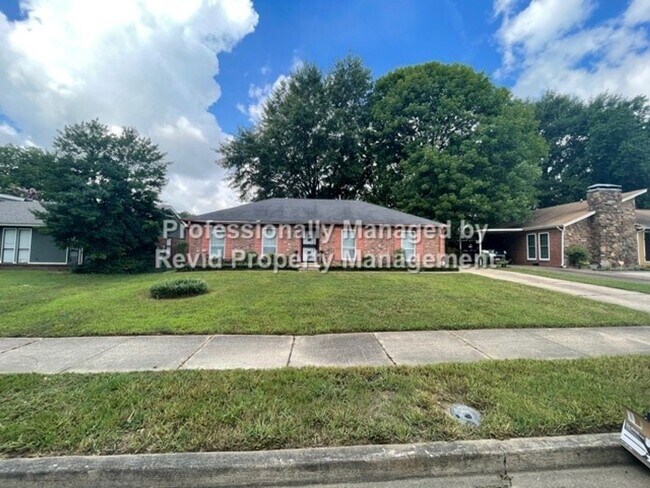 Foto del edificio - HUGE 3 bedroom with Master Suite!