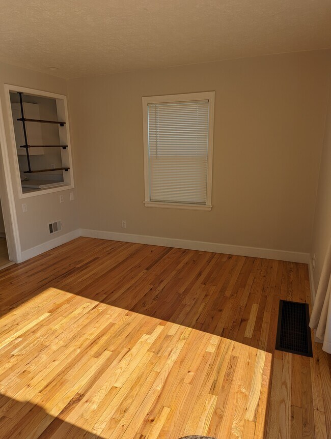living room - 1507 E Rockwell Ave
