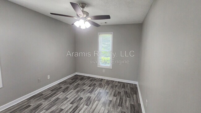 Foto del edificio - 5566 Windwood Rd