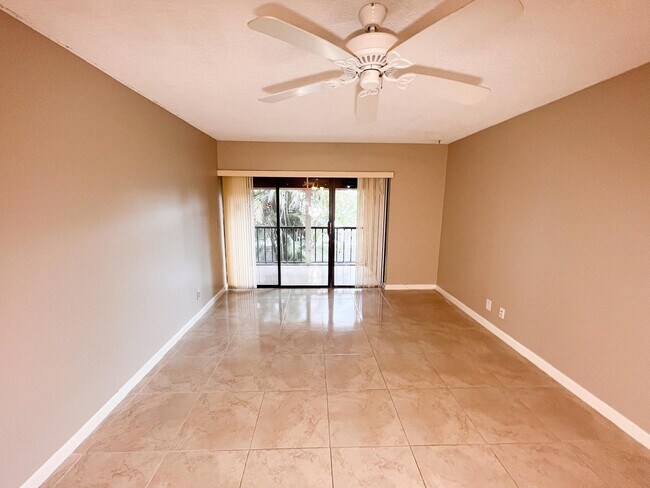 Foto del edificio - 5939 Forest Hill Blvd