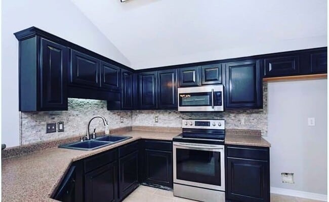 Building Photo - 21565 Palmer Ct