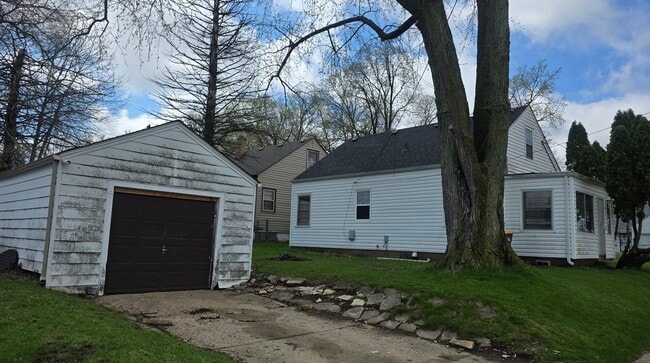 Building Photo - 427 N Henrietta Ave