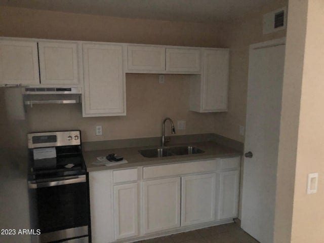 Building Photo - 305 N 93rd St