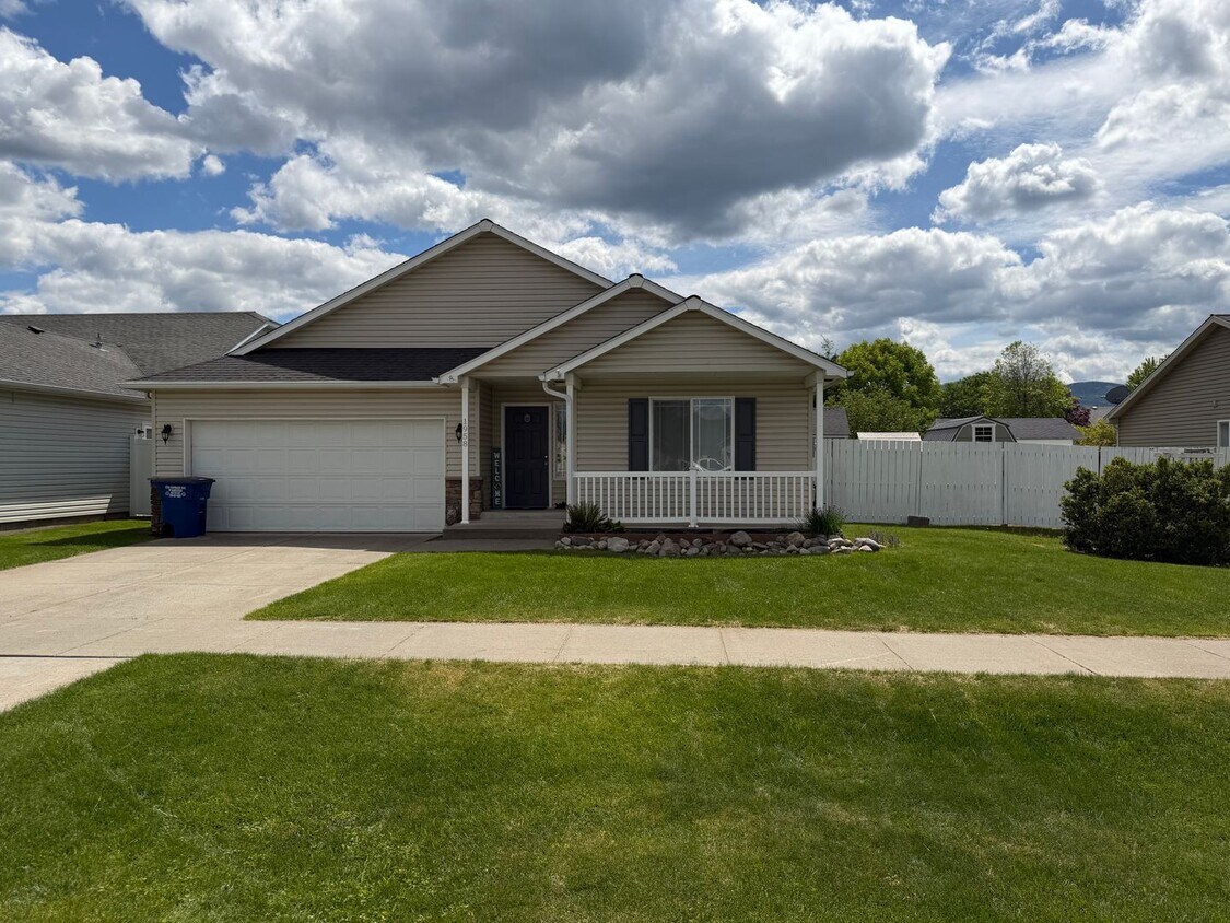 Foto del edificio - Beautiful 3 bedroom 2 bath ranch-style home in nice Post Falls neighborhood.